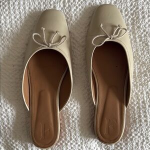 Flattered Size 39 Cream Slip On Flats